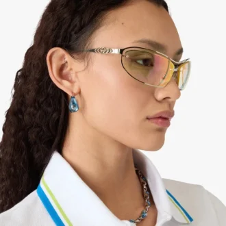 Brincos de argola em latão com gotas de água prateadas e azuis