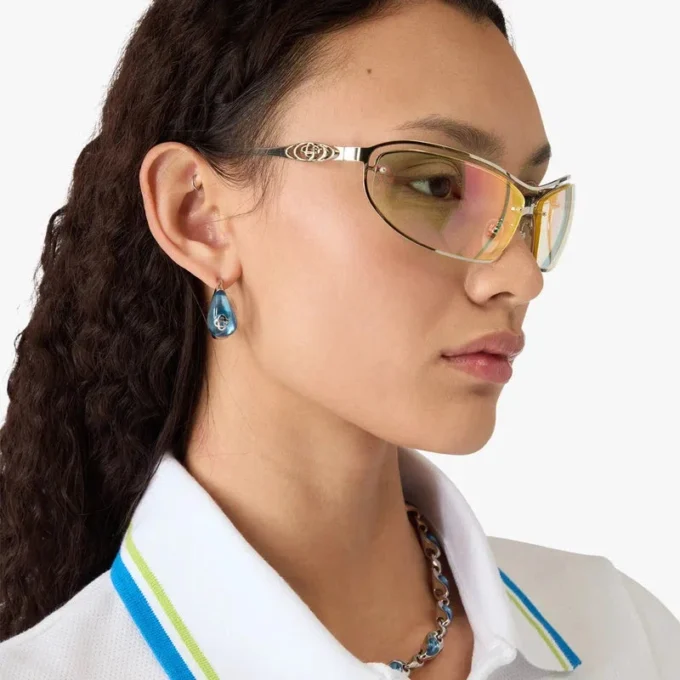 Brincos de argola em latão com gotas de água prateadas e azuis