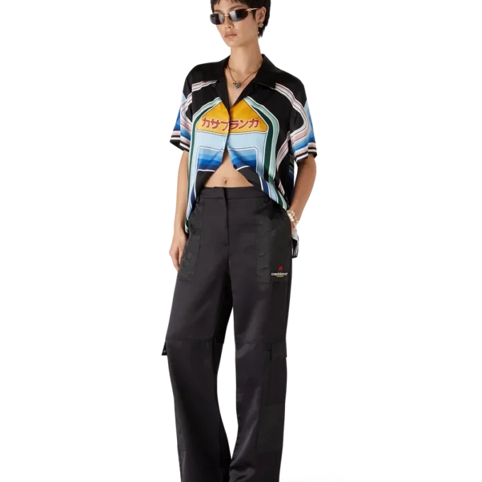 Calças cargo em nylon e cetim com padrão camuflado de montanha