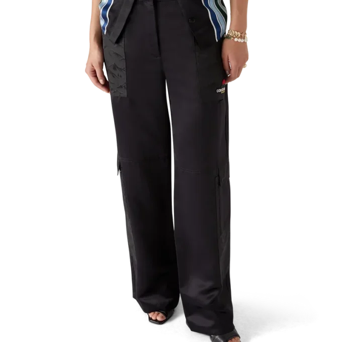 Calças cargo em nylon e cetim com padrão camuflado de montanha