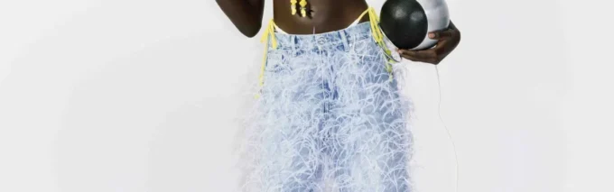 Brincos de argola em latão com gotas de água prateadas e azuis