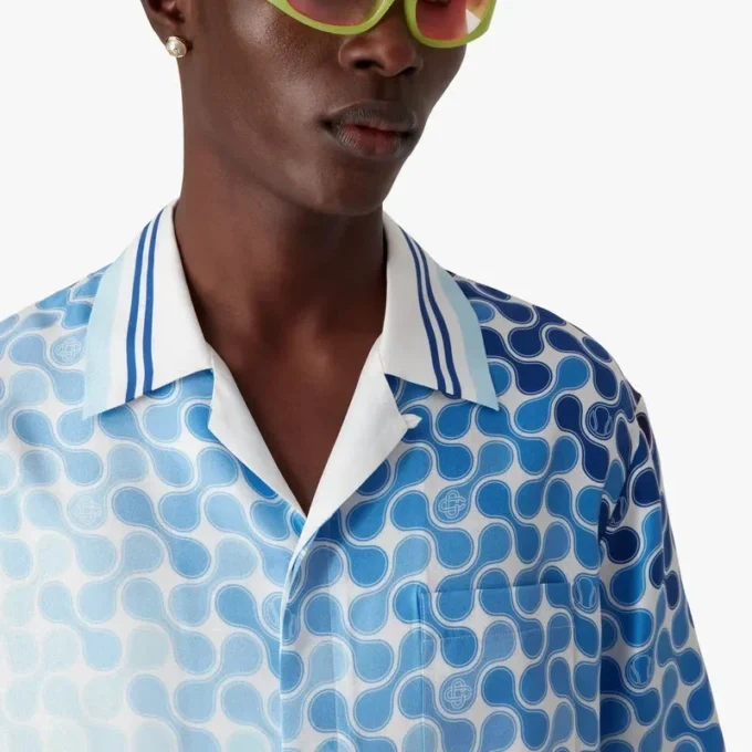 Camisa de seda de calções com padrão de quadras de ténis em gradiente