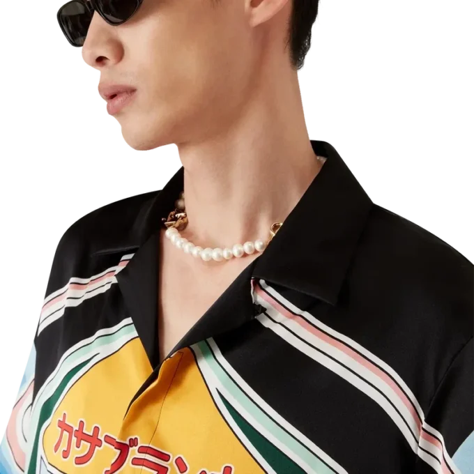 Camisa de seda de calção com padrão gráfico de montanha