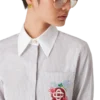 Camisas curtas de algodão com riscas finas bordadas Camisas curtas de algodão com riscas finas bordadas