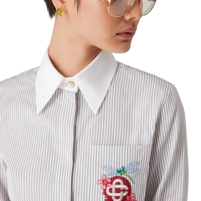 Camisas curtas de algodão com riscas finas bordadas Camisas curtas de algodão com riscas finas bordadas