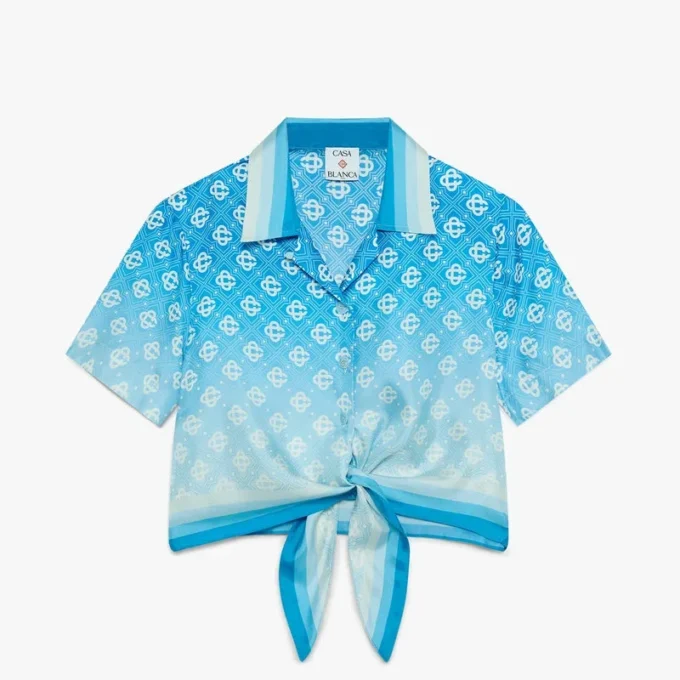 Camisas curtas de seda com nó e monograma em degradê azul Camisas curtas de seda com nó e monograma em degradê azul