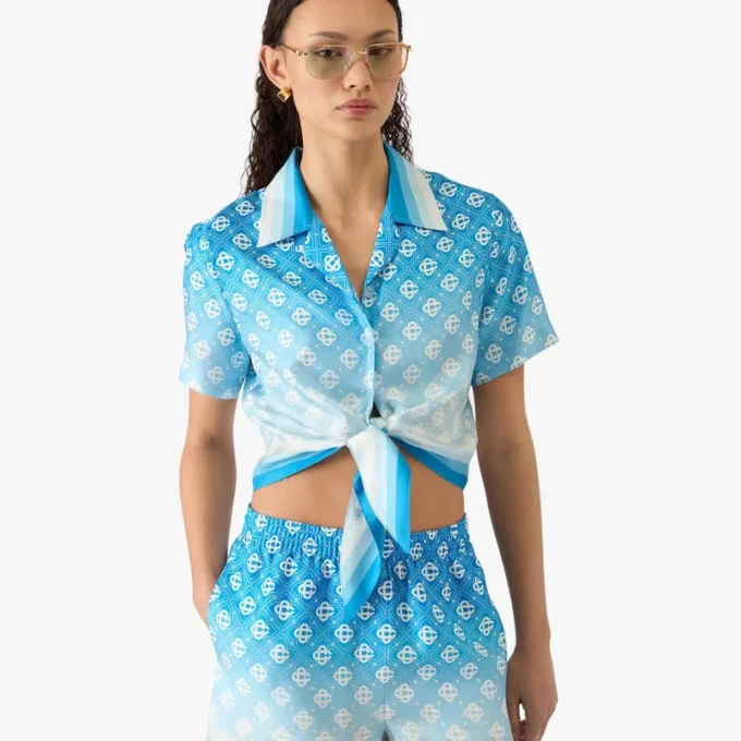 Camisas curtas de seda com nó e monograma em degradê azul Camisas curtas de seda com nó e monograma em degradê azul
