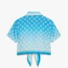 Camisas curtas de seda com nó e monograma em degradê azul Camisas curtas de seda com nó e monograma em degradê azul