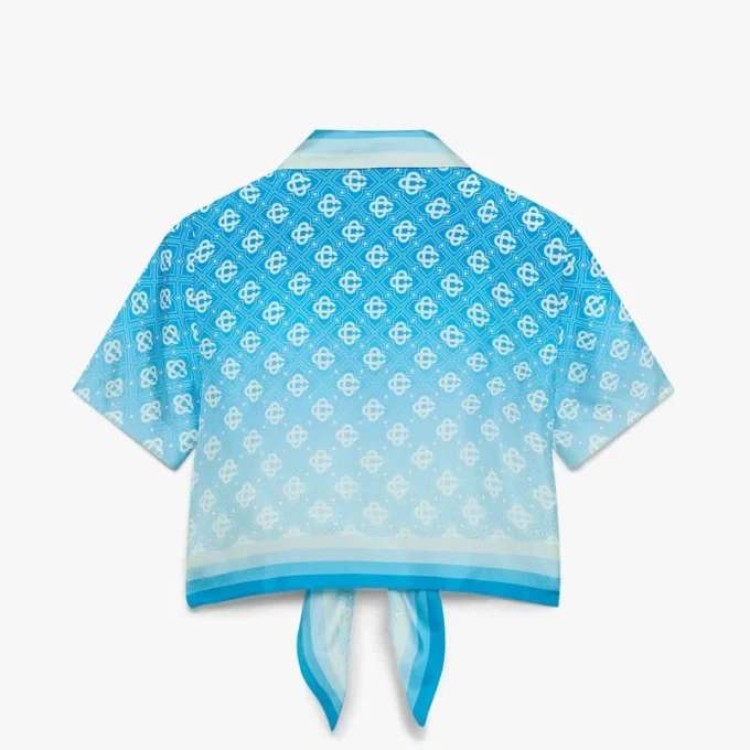 Camisas curtas de seda com nó e monograma em degradê azul Camisas curtas de seda com nó e monograma em degradê azul