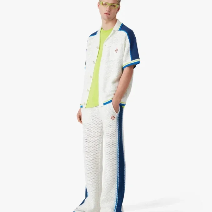 Camisas de croché de calções branca e azul Camisas de croché de calções branca e azul