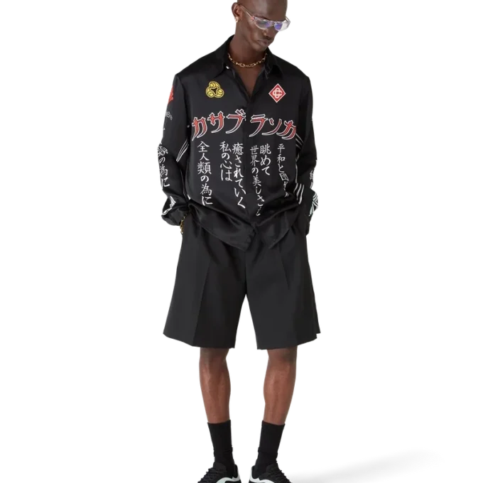 Camisas de manga comprida em cetim de seda com emblema