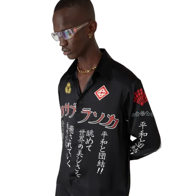 Camisas de manga comprida em cetim de seda com emblema