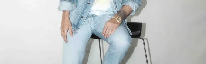 Calças de ganga com grafite em lavagem clara