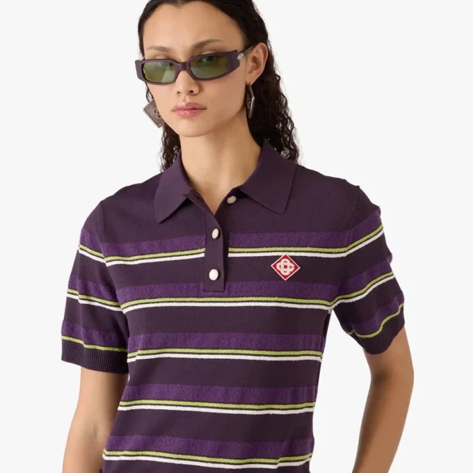 Camisas justas às riscas roxas e verdes Camisas justas às riscas roxas e verdes