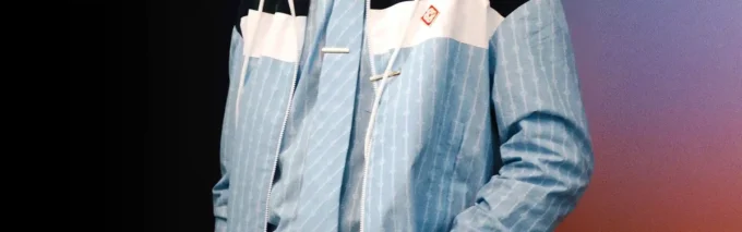 Calças de ganga com efeito desgastado e grafite Calças de ganga com efeito desgastado e grafite