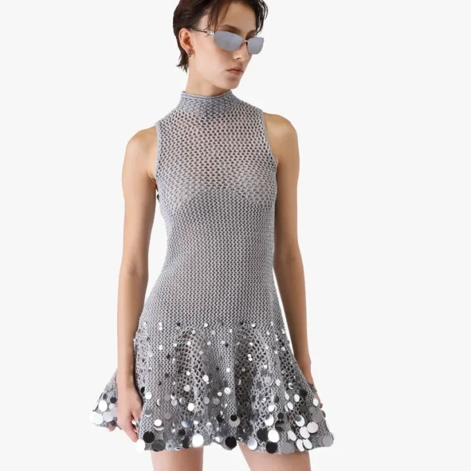 Mini-vestido prateado com espelhos em croché