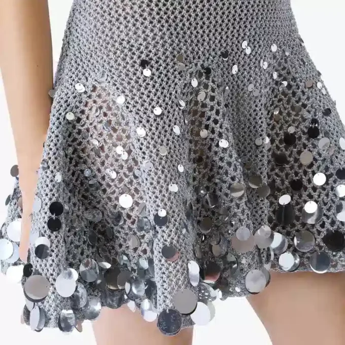 Mini-vestido prateado com espelhos em croché