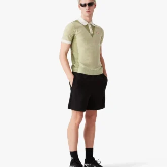 Polo de calções com riscas verticais