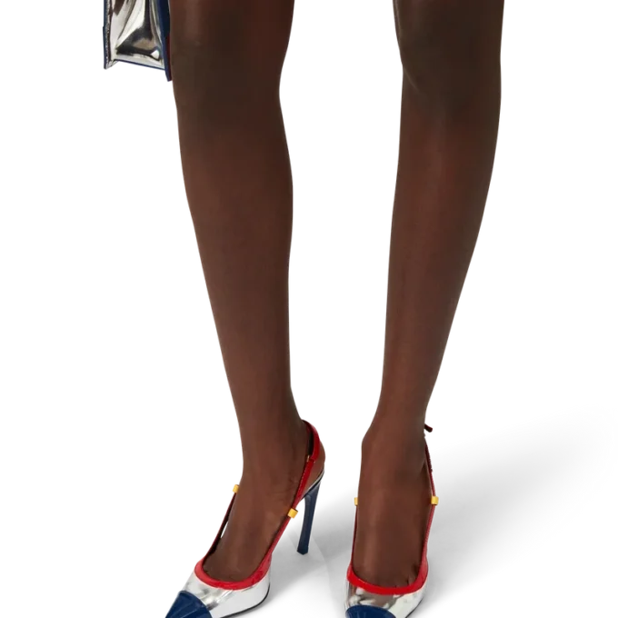 Sapatos de salto alto com tiras atrás e arco cromado Sapatos de salto alto com tiras atrás e arco cromado