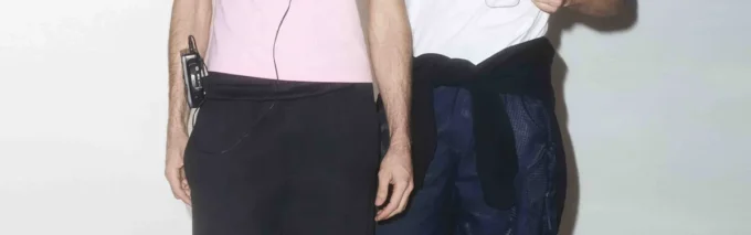 T-shirt de manga curta com grafite branca