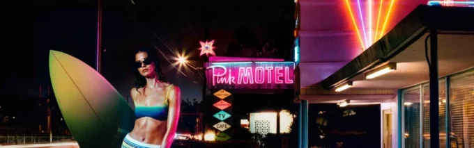 Top de biquíni com monograma ondulado