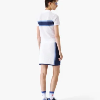 Top de malha com riscas brancas e azuis