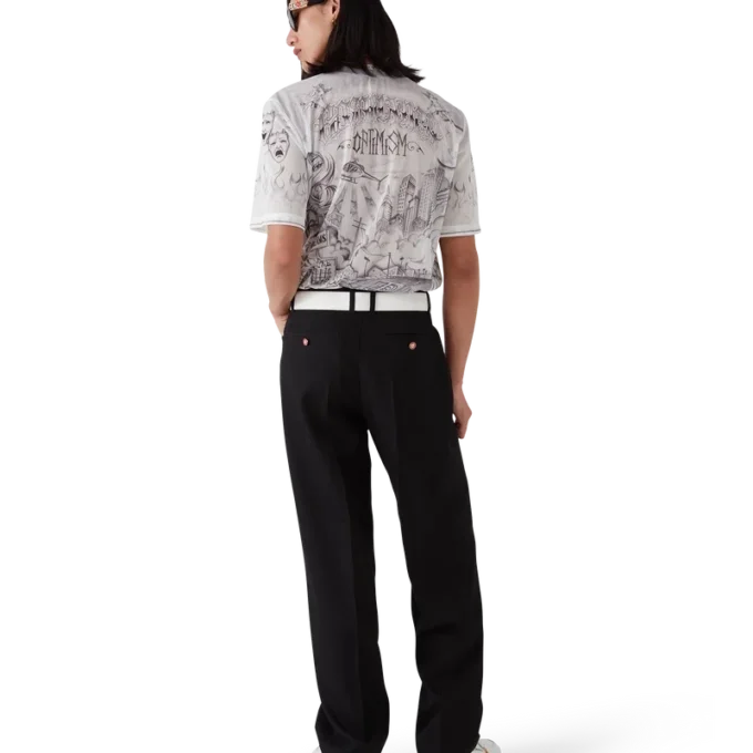 Top em malha com tatuagem