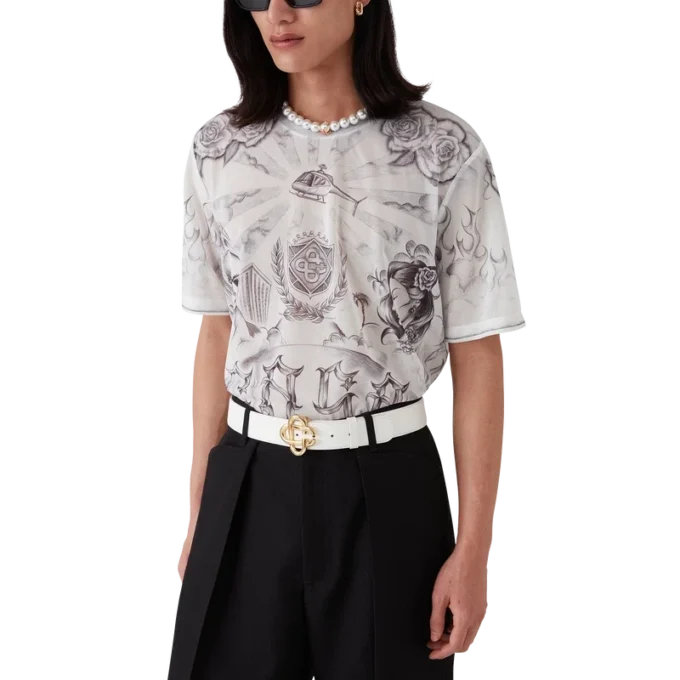 Top em malha com tatuagem