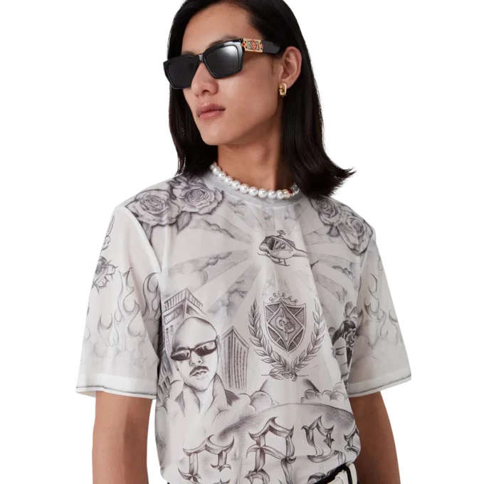 Top em malha com tatuagem